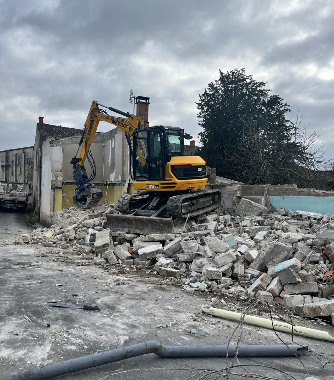Démolition d'une dépendance en parpaing à Aytré