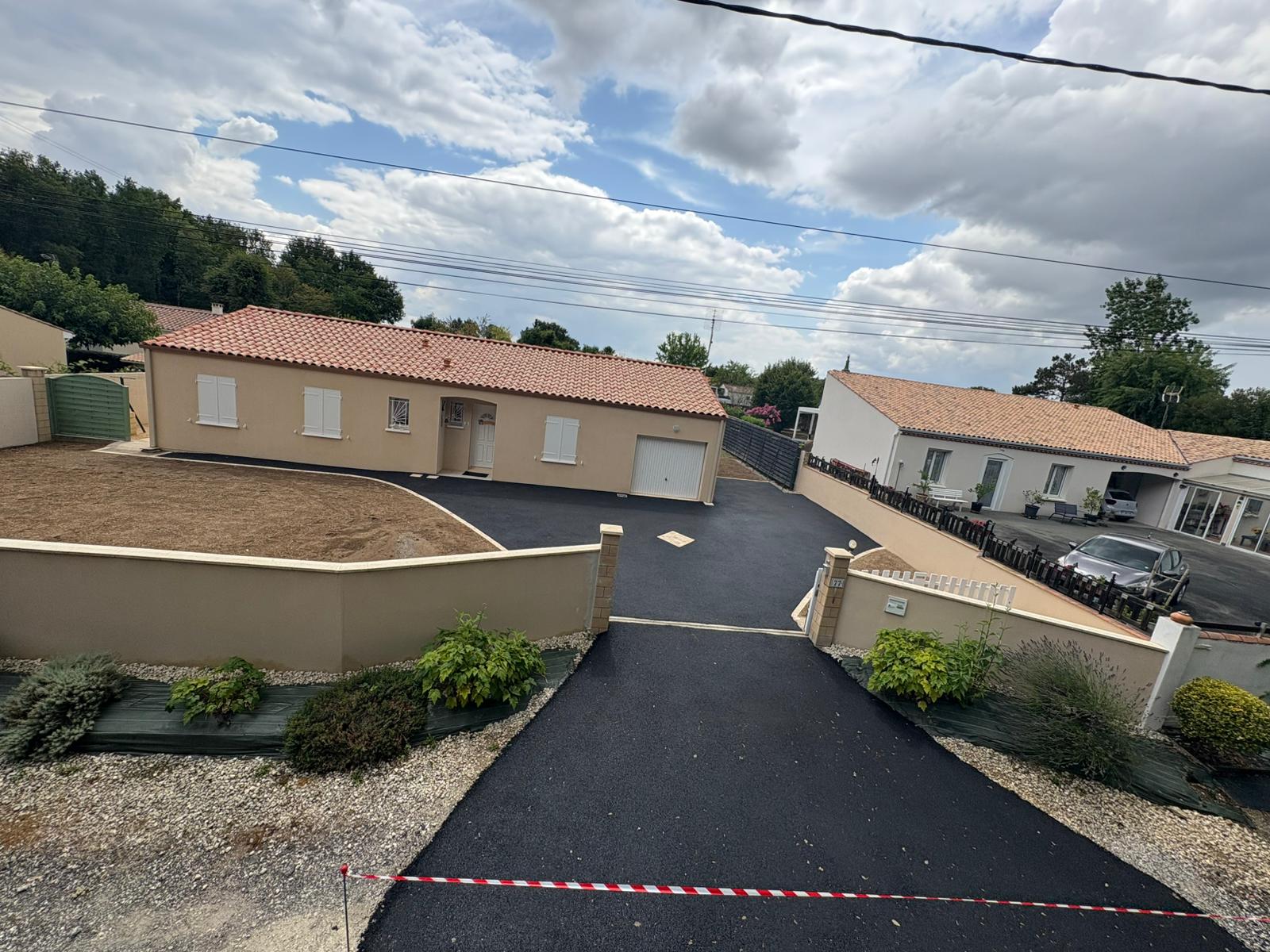 Allée en enrobé à chaud pour une maison neuve à Surgères